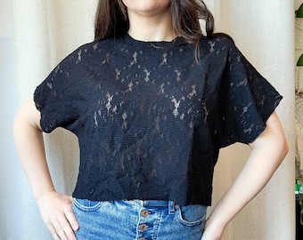 HANDGEMAAKT rekbaar zwart transparant T-shirt met bloemenpatroon | Slow Fashion