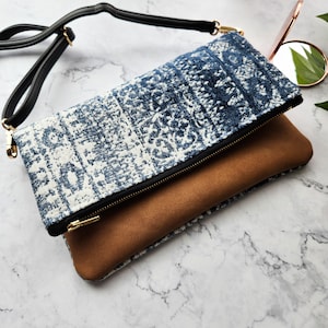 MOYEN Sac à main bandoulière pliable en cuir végétalien bohème bleu + marron camel