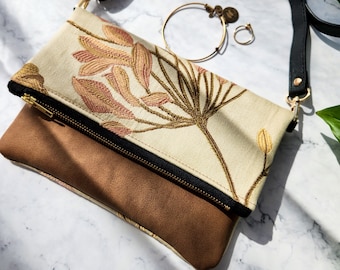KLEINE vegan leren omgevouwen schoudertas met bloemen en camel