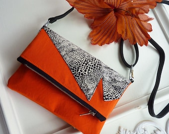 UPCYCLED | KLEINE geüpcycled schoudertasje, oranje - zwart-witte slangenprint
