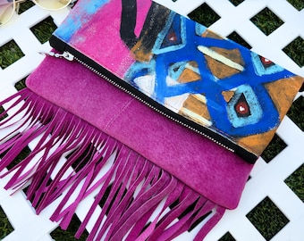 UPCYCLED-KUNST | KLEINE geüpcycled schoudertasje, geschilderd abstract kunstwerk, magenta franje, festival