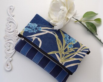 UPCYCLED | KLEINE upcycled schoudertasje, blauw overhemd met bloemen en strepen