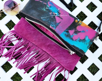 UPCYCLED-KUNST | KLEINE geüpcycled schoudertasje, geschilderd abstract kunstwerk, magenta franje