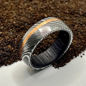 Bague en acier damas incrustée de cuivre faite main : Alliance pour homme