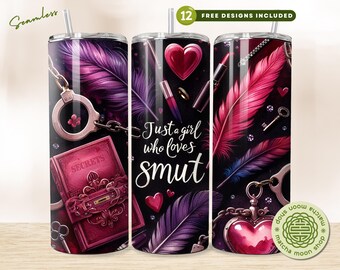 Puede incluir: Un conjunto de tres vasos de acero inoxidable con fondo negro. Cada vaso presenta un diseño con plumas rosas y moradas, corazones, esposas y el texto "Just a girl who loves smut."