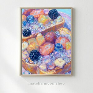 Könnte beinhalten: Gerahmtes Gemälde eines farbenfrohen Desserts mit Erdbeeren, Brombeeren und anderen Früchten. Das Kunstwerk zeigt eine Nahaufnahme des Essens mit glitzernden Edelsteinen und einem hellen Hintergrund. Der Rahmen ist hellgoldfarben. Der Text "matcha moon shop" steht unten.