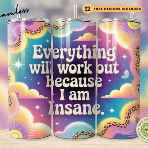 Op de afbeelding: Een kleurrijke beker met een rietje, met de tekst "Everything will work out because I am Insane." Het ontwerp bevat wolken, sterren en luipaardprint accenten. De beker heeft een naadloos patroon.