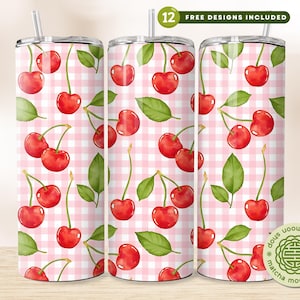 Op de afbeelding: Drie roestvrijstalen bekers met een roze en wit ruitjespatroon en een kersenontwerp. De bekers hebben elk een inhoud van 20 ounce.