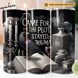 Może przedstawiać: Czarny kubek z gotyckim wzorem przedstawiającym kruka, świece i otwarte książki. Wyświetlany jest tekst "CAME FOR THE PLOT STAYED FOR THE TRAUMA". Zawiera 12 darmowych wzorów.