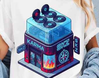 Può includere: T-shirt bianca con grafica pixelata di un negozio di dischi. Il design presenta la scritta "KARMA SKZ", dischi in vinile, una bussola al neon e fiamme, creando un tema musicale retrò.