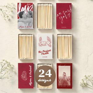 Può includere: Una collezione di scatole di fiammiferi rosse e bianche con vari disegni. Alcune scatole mostrano foto, mentre altre hanno testo come "love", "we said yes" e "The Perfect Match". L'immagine include anche il testo "24 designs".