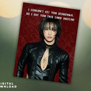 Può includere: Biglietto digitale da scaricare con un ritratto di una persona con giacca di pelle nera e collana con croce. Il biglietto riporta il testo "I COULDN'T GET YOU SEONGHWA, SO I GOT YOU THIS CARD INSTEAD" su sfondo rosso. Le parole "DIGITAL DOWNLOAD" sono in basso.
