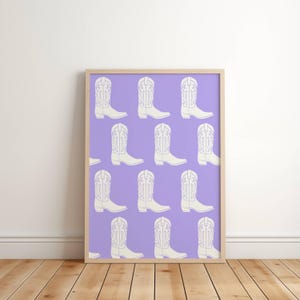 Western Lila Druck | Country Boots Collage Wandkunst | Küsten Cowgirl Rodeo Printable | Cowboy Lilac Dorm Dekor