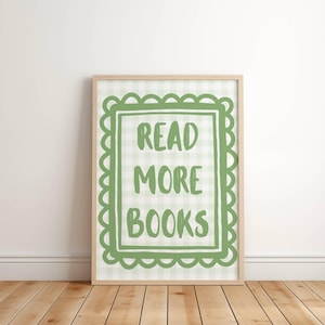 Peut inclure: Une affiche encadrée avec les mots "READ MORE BOOKS" en vert. L'impression a un fond vichy vert et blanc et une bordure verte festonnée. Le cadre est de couleur bois clair.
