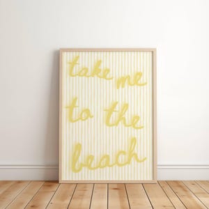 Könnte beinhalten: Ein gerahmter Druck mit gelbem gestreiftem Hintergrund und dem Text "take me to the beach" in gelben Buchstaben.