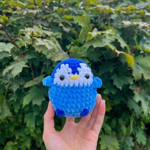 Mini pinguino di peluche fatto a mano all'uncinetto: un amico morbido, carino e coccoloso