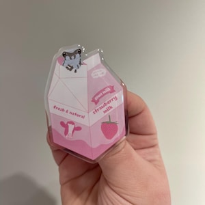Broche de sapo de leite em caixa de leite de morango | Acrílico | Fofo e bobo | Rosa Azul vibrante | Acessório | Presente para amante de animais | Único | Animal