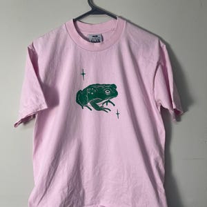 Camiseta de rana estampada a mano - Camiseta reciclada de segunda mano