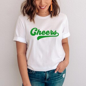 Cheers T-Shirt | St Patrick es Day T-Shirt | St. Patty es Day | Grafik Tee | Lustiges irisches Shirt | Glücksshirt | Glücksshirt | Damen T-Shirt