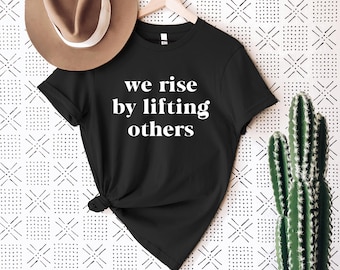 Die KINDNESS Kollektion | Wir erheben uns, indem wir andere | Grafisches T-Shirt | Damen Grafik Tee | Be Kind Shirt | Freundlichkeit T-Shirt | Wir erheben uns