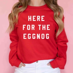Aquí para la sudadera Eggnog / Sudadera navideña divertida / Sudadera navideña / Suéter navideño para mujeres / Suéter festivo navideño