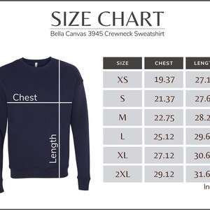 Peut inclure: Tableau des tailles pour un sweat-shirt &agrave; col rond Bella Canvas 3945, indiquant les mesures de la poitrine et de la longueur en pouces pour les tailles XS, S, M, L, XL et 2XL.