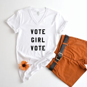 Abstimmung Mädchen | V-Ausschnitt T-Shirt | Abstimmung T-Shirt | 2022 Wahl Shirt | Abstimmungsshirt | Damen-Votum T-Shirt | Unisex Passform | Feministisches Shirt