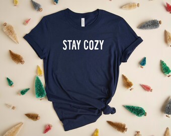 Håll dig mysig | Jul-T-shirt | Rolig jultröja | Jultröja dam | Jultröja herr | Festlig T-shirt | Mysskjorta