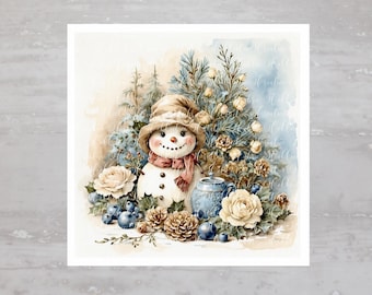 以下が含まれることがあります： 茶色の帽子と赤いマフラーをつけた雪だるまの水彩画。白いバラ、青いベリー、松の枝に囲まれている。雪だるまの隣には青いティーポットがある。