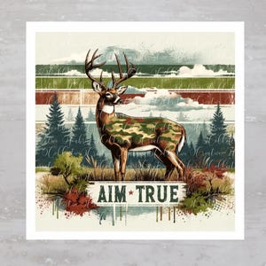 Può includere: Un'illustrazione in stile vintage di un cervo con corna mimetiche e uno sfondo di foresta. Il testo "AIM TRUE" è stampato sotto il cervo.