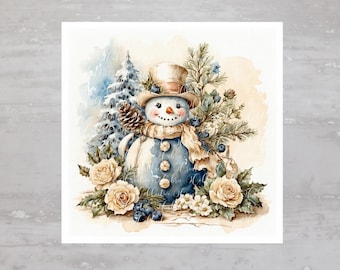 以下が含まれることがあります： 青いコートと茶色の帽子をかぶった雪だるまの水彩画。白いバラ、青いベリー、松の枝に囲まれている。