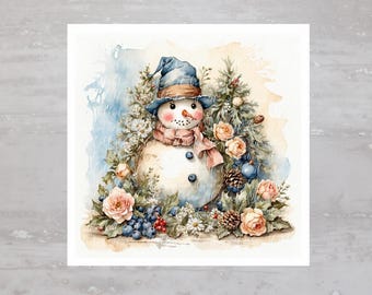 以下が含まれることがあります： 青い帽子とピンクのストールをつけた雪だるまの水彩画。バラ、ベリー、緑の葉で囲まれている。