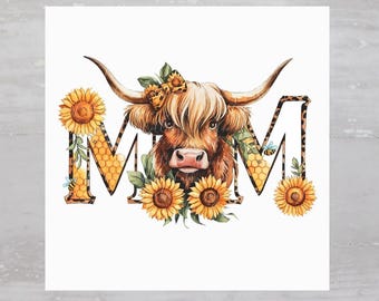 Pode incluir: Uma ilustração em aquarela de uma vaca Highland marrom e branca com uma faixa de cabeça floral. A vaca está cercada de girassóis e as letras "MOM" são formadas por um padrão de favo de mel com um fundo de estampa de leopardo.