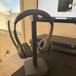 Soporte para auriculares impreso en 3D: soporte minimalista para auriculares de escritorio. Diseño elegante y compacto para juegos o uso en la oficina. Personalizable.