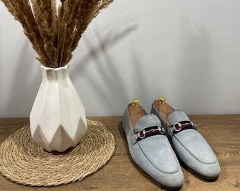 Mocasines Gucci de ante azul claro para hombre con detalle de estribo, talla UK 8, US 9, EUR 43