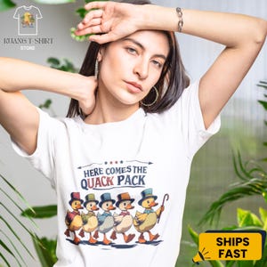 Camiseta retro de desfile de patos - Camiseta con adorables patos de dibujos animados - Divertida camiseta de pato con sombreros, pajaritas y bastón - Camiseta kawaii de animales para amantes de los patos