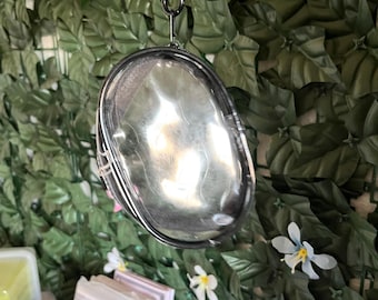 Monedero con forma de lápiz labial y llaveros adjuntos