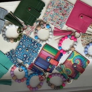 Beaded wristlet wallets