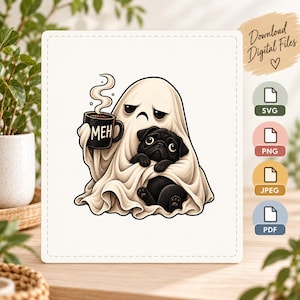 Peut inclure: Une illustration numérique d'un fantôme blanc à l'expression triste tenant une tasse noire avec le texte MEH et de la vapeur qui s'en échappe. Le fantôme enveloppe un petit carlin noir. L'image inclut des étiquettes pour SVG, PNG, JPEG et PDF.
