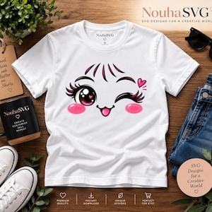 Op de afbeelding: Een wit T-shirt met korte mouwen en een grafische print van een knipogend gezicht met grote zwarte ogen, lange wimpers, roze wangen en een uitgestoken tong. Het ontwerp bevat een klein roze hartje boven het knipogende oog.