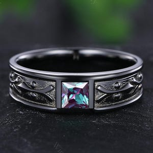 Anillo de compromiso de alejandrita con corte cojín único para hombre, alianza de alejandrita de 5 mm, anillo de piedra natal de oro negro, regalo de aniversario para su esposo.