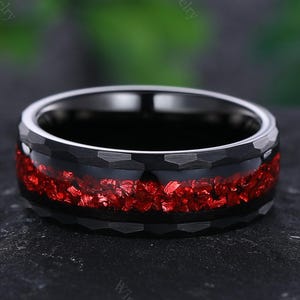 Unique Crushed Garnet Men&#39;s Black Gold Tungsten Carbide Ring Garnet Wedding Ring Birthstone Promise Ring Anniversary Gift for Him Custom