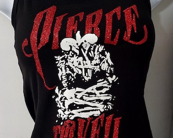 Puede incluir: Camiseta sin mangas negra con tirantes finos con el texto "PIERCE THE VEIL" en letras rojas brillantes. La camiseta tiene un diseño gráfico blanco y rojo de un esqueleto. La camiseta sin mangas se muestra en un maniquí.
