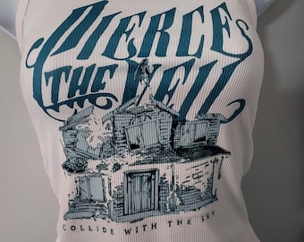 Puede incluir: Camiseta sin mangas acanalada de color rosa claro con el texto turquesa "PIERCE THE VEIL" sobre una ilustración detallada de una casa. El texto "COLLIDE WITH THE SKY" está impreso debajo del gráfico de la casa.