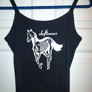 Numetal Crop Top Pony Schädel Metall Tank Top gerippt weiß Glitzer Design Hand beschnitten Tank. Wenn Sie es in voller Länge wollen, schießen Sie mir einfach eine Nachricht