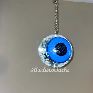 Una palla da discoteca (occhio), occhio da discoteca, bulbo oculare da discoteca, palla da discoteca, palla da discoteca sfarzosa, palla da discoteca sfarzosa, palla da discoteca unica, decorazione di Halloween