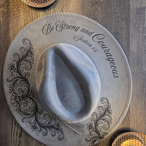 Western Burnt Hat med brett brätte Kristen cowgirlhatt "Var stark och modig"-hatt Joshua 1:9 Fedora Boho Rancherhatt Trogåva till henne