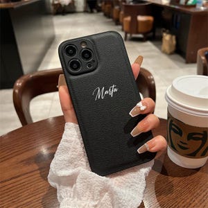 Gepersonaliseerde leren iPhone-hoesje voor iPhone 16 15 14 13 Pro Max 14 Plus aangepaste hoes initialen gravure monogram telefoonhoesje cadeau-idee voor haar