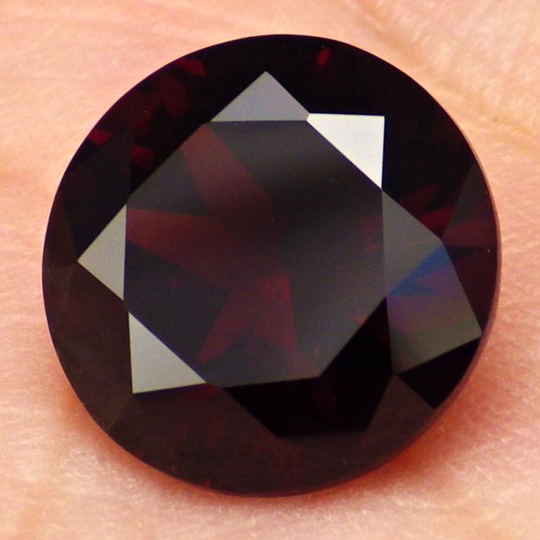 Crimson Garnet, Malawi 7.58 Ct Clarity SI1, Round Cut 12.1 Mm