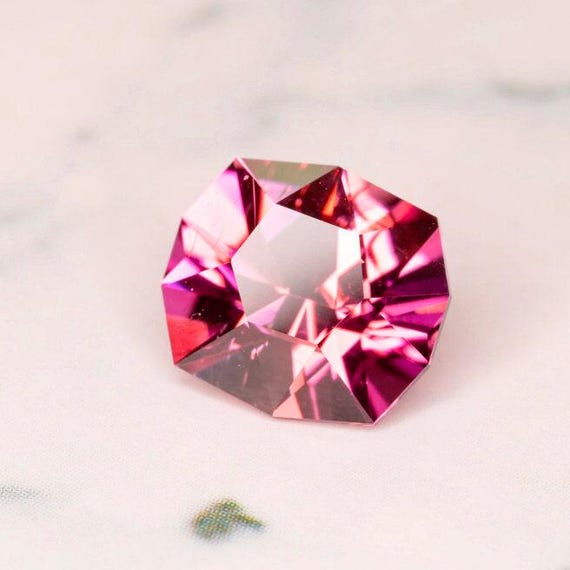 天然トルマリン ルベライト、コンゴ産 1.58 カラット クラリティ SI1